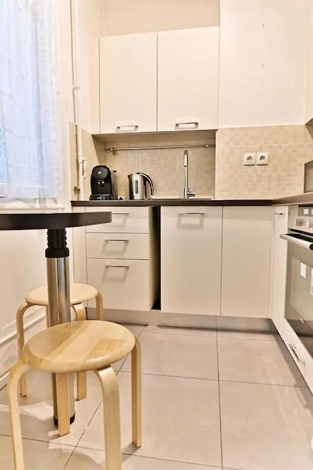 Appartement Haussmannien Lumineux Et Central Paris